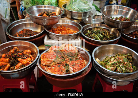 Fässer von Kimchi Gwangjang Markt in Seoul/Korea Stockfoto