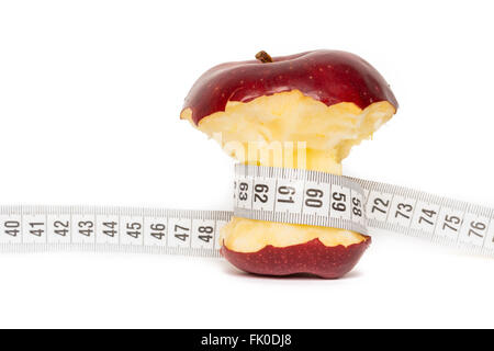 Gesunden gebissen roter Apfel mit Maßband isoliert auf weißem Hintergrund Stockfoto