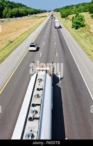 Benzin-Tanker-LKW auf Autobahn Stockfoto