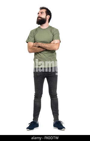 Stolz zuversichtlich bärtiger Mann mit verschränkten Armen nachschlagen. Ganzkörper-Länge-Porträt über weiße Studio-Hintergrund isoliert. Stockfoto
