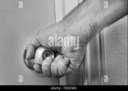 Die Hand des Mannes auf Türklinke Stockfoto