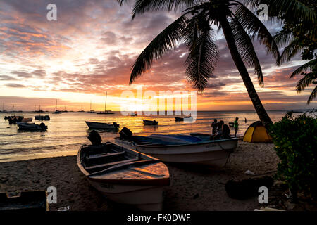 Boote am Strand bei Sonnenuntergang, Bayahibe, Dominikanische Republik, Karibik, Amerika, Stockfoto