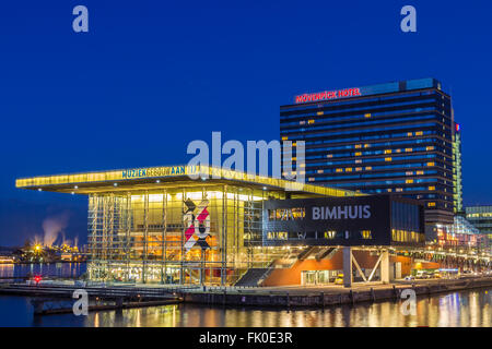 Bimhuis, Mövenpick Hotel und Muziek Gebouw Aan Het Ij in Amsterdam, Niederlande Stockfoto