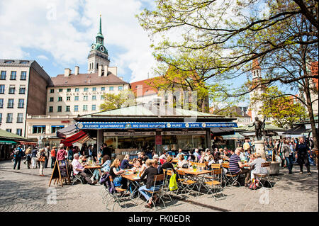 Menschen, die genießen draußen am Viktualienmarkt in Frühling/München Stockfoto