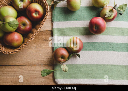 Frische Bio-Äpfel auf Holztisch Stockfoto