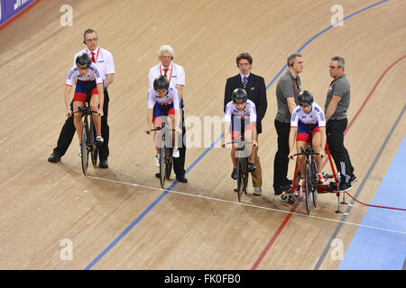 London, UK. 4. März 2016. Die Britinnen Akquiseteam immer bereit, in der 4000 m Mannschaftsverfolgung Frauen bei den UCI 2016 Track Cycling World Championships, Lee Valley Velo Park Rennen. L, R: Laura Trott, Elinor Barker, Ciara Horne, Joanna Rowsell-Shand. Bildnachweis: Michael Preston/Alamy Live-Nachrichten Stockfoto