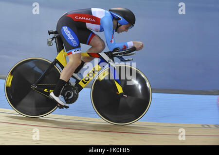 London, UK. 4. März 2016. Ein Mitglied der kanadischen Frauen streben Nachverfolgungsteam racing mit Geschwindigkeit während der 4000m Frauen Mannschaftsverfolgung bei den UCI 2016 Track Cycling World Championships, Lee Valley Velo Park. Bildnachweis: Michael Preston/Alamy Live-Nachrichten Stockfoto