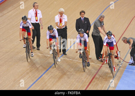 London, UK. 4. März 2016. Die Britinnen Akquiseteam Anfang bis zum Rennen in der 4000m Frauen Mannschaftsverfolgung bei den UCI 2016 Track Cycling World Championships, Lee Valley Velo Park. L, R: Laura Trott, Elinor Barker, Ciara Horne, Joanna Rowsell-Shand. Bildnachweis: Michael Preston/Alamy Live-Nachrichten Stockfoto