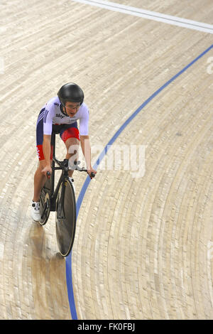 London, UK. 4. März 2016. Elinor Barker (GBR) kurz nach dem britischen Team schlagen die Chinesen in der ersten Runde von den 4000m Frauen Mannschaftsverfolgung bei den UCI 2016 Track Cycling World Championships, Lee Valley Velo Park. Bildnachweis: Michael Preston/Alamy Live-Nachrichten Stockfoto