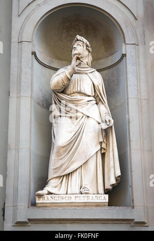 Statue des italienischen Dichters und Gelehrten Francesco Petrarca außerhalb der Uffizien in Florenz, Italien. Stockfoto