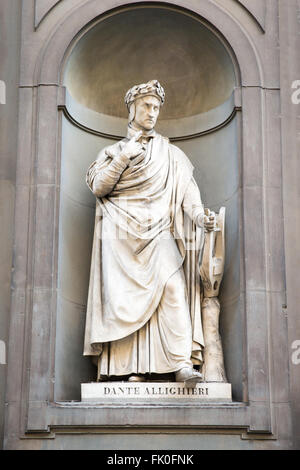 Statue des Dichters und Schriftstellers Dante Alighieri außerhalb der Uffizien in Florenz, Italien. Stockfoto