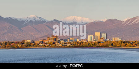 Anchorage, Alaska bei Sonnenuntergang den Chugach Mountains Stockfoto