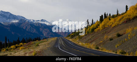 Driving along the Glenn Highway in Alaska during the fall season Stockfoto