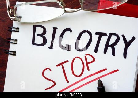 Bigotterie Konzept geschrieben in einem Notizbuch auf einem Holztisch zu stoppen. Stockfoto