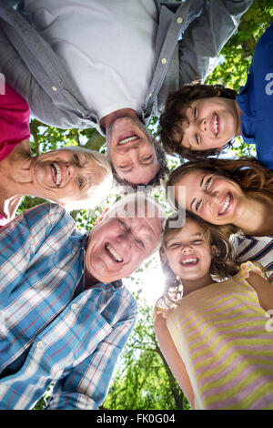 Lächelnde Familie mit ihren Köpfen in einem Kreis Stockfoto