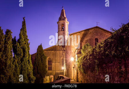 Antike Kirche in Pienza bei Nacht, Italien Stockfoto