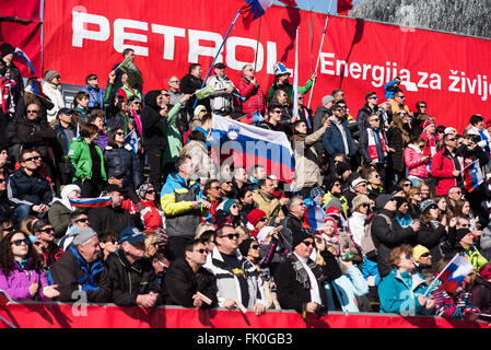 Kranjska Gora, Slowenien. 4. März 2016. Die Zuschauer jubeln bei der 55. Vitranc Cup Riesenslalom in Kranjska Gora, Slowenien am 4. März 2016. © Rok Rakun/Pacific Press/Alamy Live-Nachrichten Stockfoto