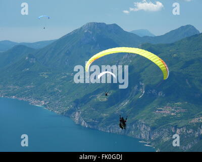 Paragliding über den Gardasee Stockfoto