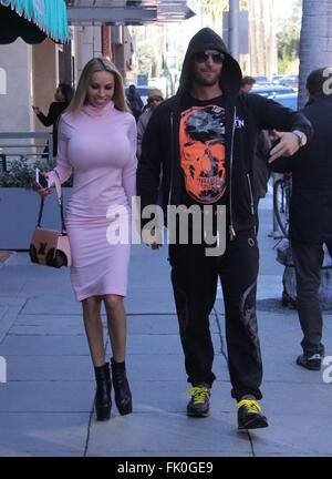 Deutsche Tycoon Bastian Yotta und Frau Maria unterwegs in Beverly Hills mit: Bastian Yotta Maria Yotta Where: Beverly Hills, Kalifornien, USA bei: 2. Februar 2016 Stockfoto