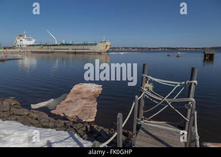 Großen Frachter und Paketschnur, Dock am Charlottetowne Hafen in Prince Edward Island (PEI) an der Ostküste Kanadas. Stockfoto