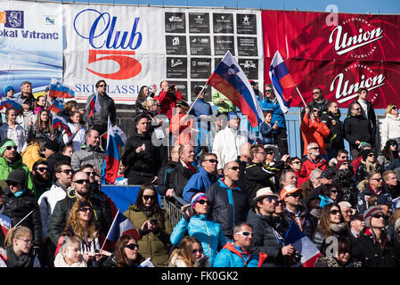 Kranjska Gora, Slowenien. 4. März 2016. Die Zuschauer jubeln bei der 55. Vitranc Cup Riesenslalom in Kranjska Gora, Slowenien am 4. März 2016. © Rok Rakun/Pacific Press/Alamy Live-Nachrichten Stockfoto