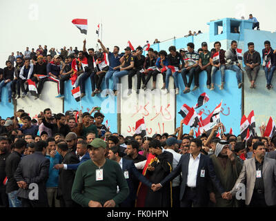 Bagdad, Irak. 4. März 2016. Anhänger der irakischen schiitischen Geistlichen Muqtada al-Sadr halten Flaggen während einer Demonstration gegen die Korruption auf Tore der grünen Zone in Bagdad, Irak, am 4. März 2016. © Khalil Dawood/Xinhua/Alamy Live-Nachrichten Stockfoto