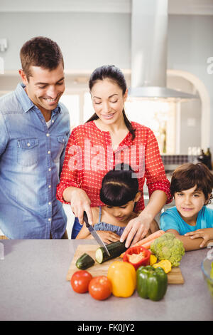 Glückliche Frau schneiden zucchini Stockfoto