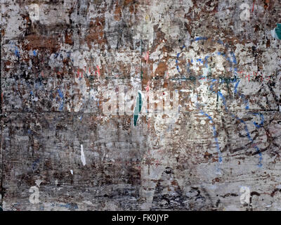 Ein abstraktes Muster aus Resten der Poster an der Wand auf der Fourth Avenue im Greenwich Village in New York City Stockfoto