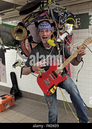 One man Band Musiker Jeffrey Masin erklingt in der u-Bahnstation Union Square in Manhattan, New York City. Stockfoto