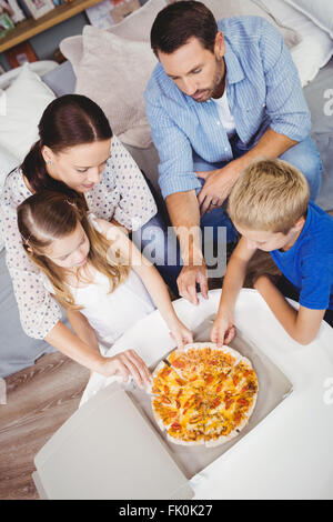 Erhöhte Ansicht der Familie Pizzastücke Stockfoto