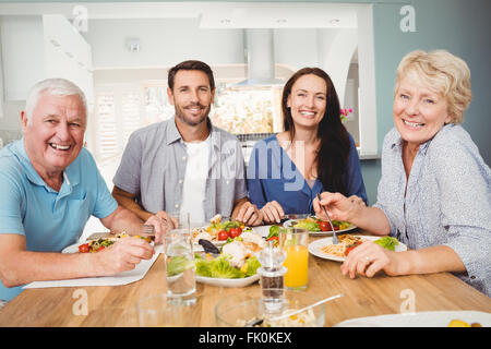 Porträt der Familie sitzt am Esstisch Stockfoto