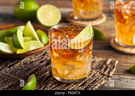 Dunkle und stürmische Rum-Cocktail mit Limette und Ingwer-Limonade Stockfoto