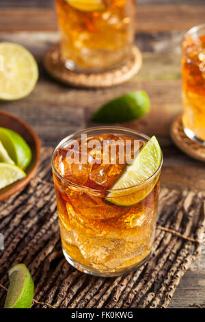 Dunkle und stürmische Rum-Cocktail mit Limette und Ingwer-Limonade Stockfoto