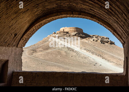 Hilltop Turm des Schweigens wo Körper der zoroastrischen toten Links werden ausgesetzt, die Elemente und die Tiere, Yazd, Iran Stockfoto
