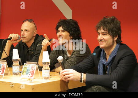 Turin, Italien. 4. März 2016. Paolo Bruni "Pau" (links), Enrico Salvi "Drigo'(right), Cesare Petricich 'Mac' (Mitte) der italienischen Rockband Negrita treffen ihre Fans in Feltrielli Buchhandlung und präsentieren ihr neues Album"9 Live & Live". © Massimiliano Ferraro/Pacific Press/Alamy Live-Nachrichten Stockfoto