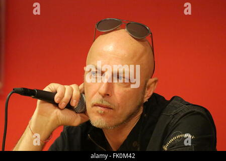 Turin, Italien. 4. März 2016. Der Anführer der Negrita Paolo Bruni, "Pau" bei ihren Fans in Feltrielli Buchhandlung und präsentieren ihr neues Album "9 Live & Live". © Massimiliano Ferraro/Pacific Press/Alamy Live-Nachrichten Stockfoto