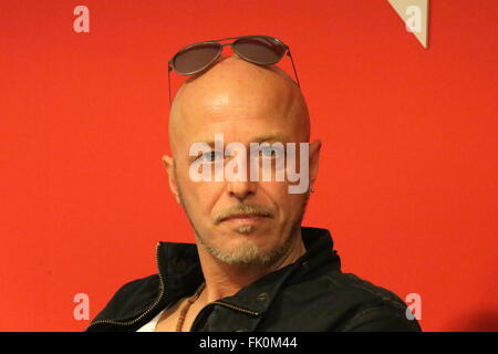 Turin, Italien. 4. März 2016. Der Anführer der Negrita Paolo Bruni, "Pau" bei ihren Fans in Feltrielli Buchhandlung und präsentieren ihr neues Album "9 Live & Live". © Massimiliano Ferraro/Pacific Press/Alamy Live-Nachrichten Stockfoto