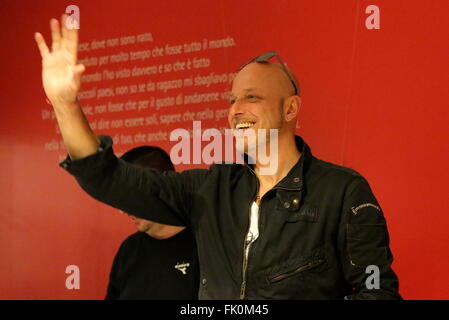 Turin, Italien. 4. März 2016. Der Anführer der Negrita Paolo Bruni, "Pau" bei ihren Fans in Feltrielli Buchhandlung und präsentieren ihr neues Album "9 Live & Live". © Massimiliano Ferraro/Pacific Press/Alamy Live-Nachrichten Stockfoto