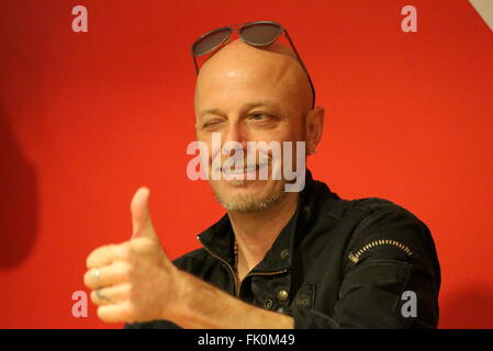 Turin, Italien. 4. März 2016. Der Anführer der Negrita Paolo Bruni, "Pau" bei ihren Fans in Feltrielli Buchhandlung und präsentieren ihr neues Album "9 Live & Live". © Massimiliano Ferraro/Pacific Press/Alamy Live-Nachrichten Stockfoto