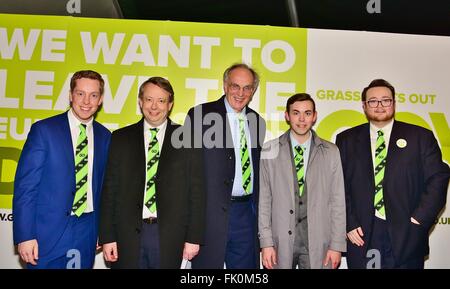 Belfast, Vereinigtes Königreich. 4. März 2016. Tom Pursglove (links), Peter Bone (Mitte) mit den anderen Politikern Pose für ein Bild während der Konferenz Basis, auf der Titanic Quarter in Belfast, wo Informationen bereitgestellt wurden, warum sie sind an einem Aufenthalt in der Europäischen Union gegen. © Mark Winter/Pacific Press/Alamy Live-Nachrichten Stockfoto