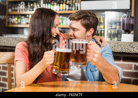 Paar, toasten mit Bier Stockfoto