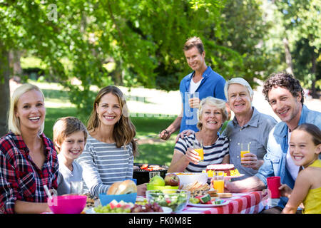 Familie und Freunde mit einem Picknick mit Grill Stockfoto