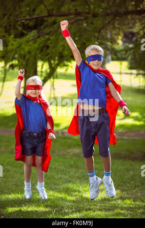 Bruder und Schwester, die vorgibt, Superheld Stockfoto