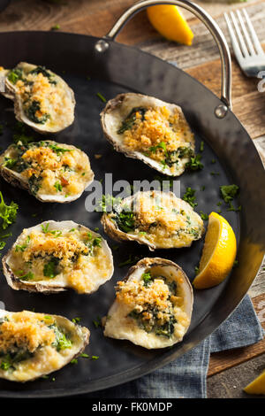 Hausgemachte cremige Austern Rockefeller mit Käse und Spinat Stockfoto