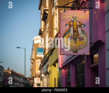 Rasa-indisches Restaurant-Zeichen und Church Street, Stoke Newington, London Stockfoto