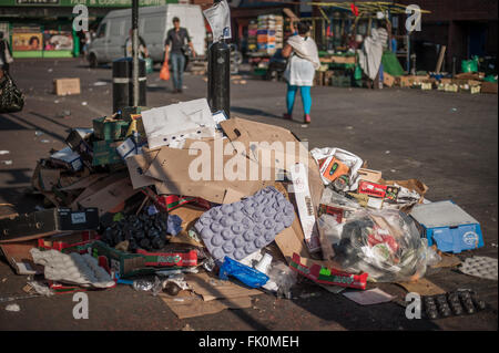 Müll-Nachwirkungen von Ridley Road Market, Dalston, East London Stockfoto