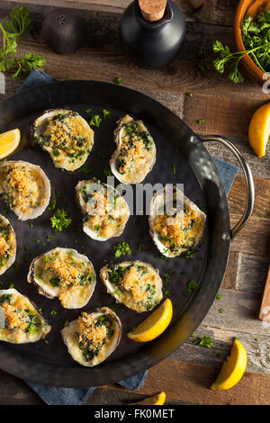 Hausgemachte cremige Austern Rockefeller mit Käse und Spinat Stockfoto