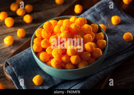 Ungesunde kitschig Käse Puffs in eine Schüssel geben Stockfoto