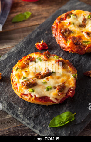 Wurst und Pfeffer Pizza Bagels mit Käse Stockfoto