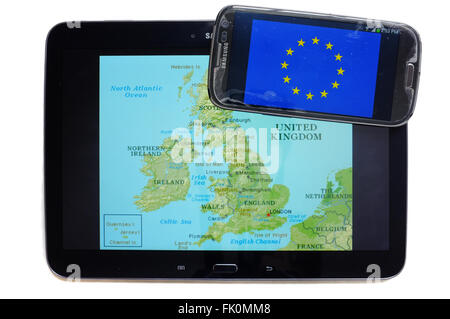 Eine Karte des Vereinigten Königreichs und der EU-Flagge auf den Bildschirmen der ein Tablet und Smartphone vor einem weißen Hintergrund angezeigt. Stockfoto